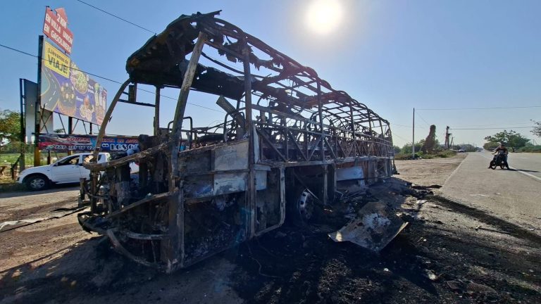 Liberan bloqueo en Mazatlán; había un autobús de pasajeros