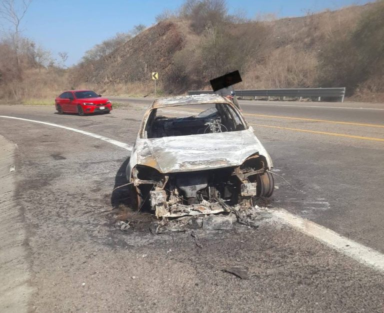 Retiran el último auto siniestrado durante bloqueos en Mazatlán