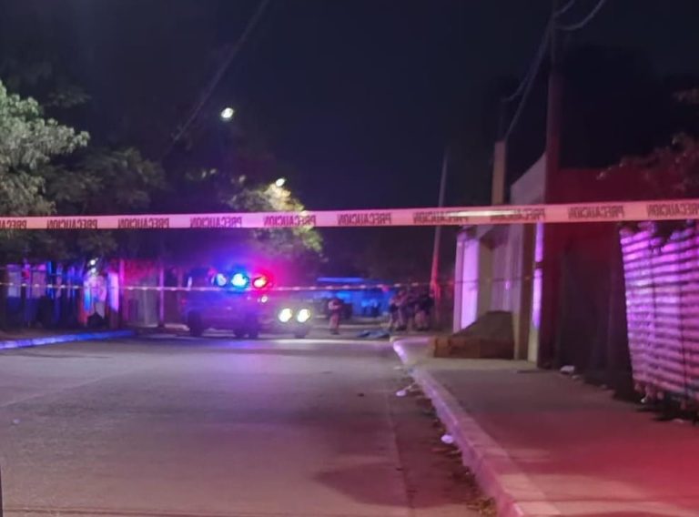 Es localizado asesinado a balazos frente a una secundaria