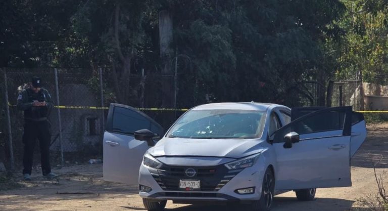 Abandonan en Aguaruto auto baleado tras tiroteo