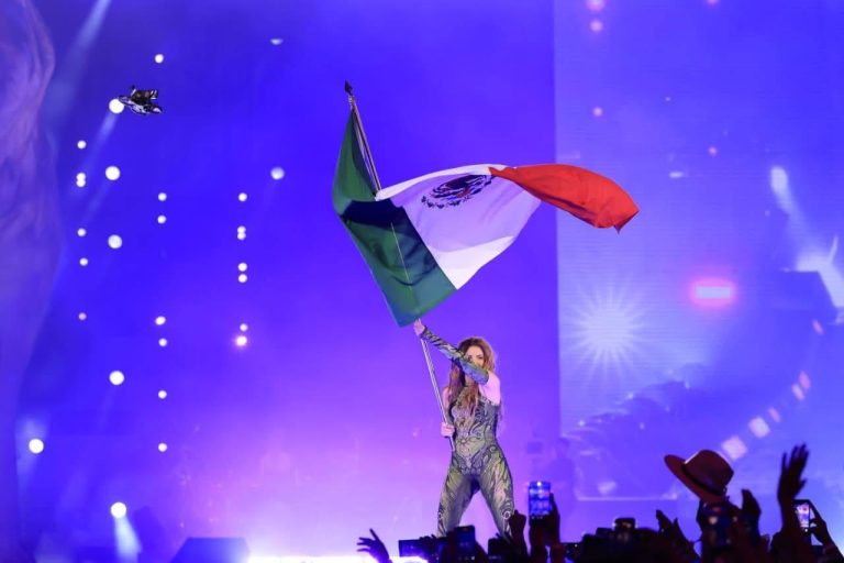 Reúne Shakira a más de 400 mil en el Zócalo de la CDMX