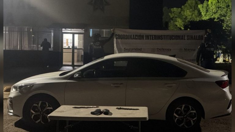 Incautan auto robado tras persecución; traía cargadores y ponchallantas