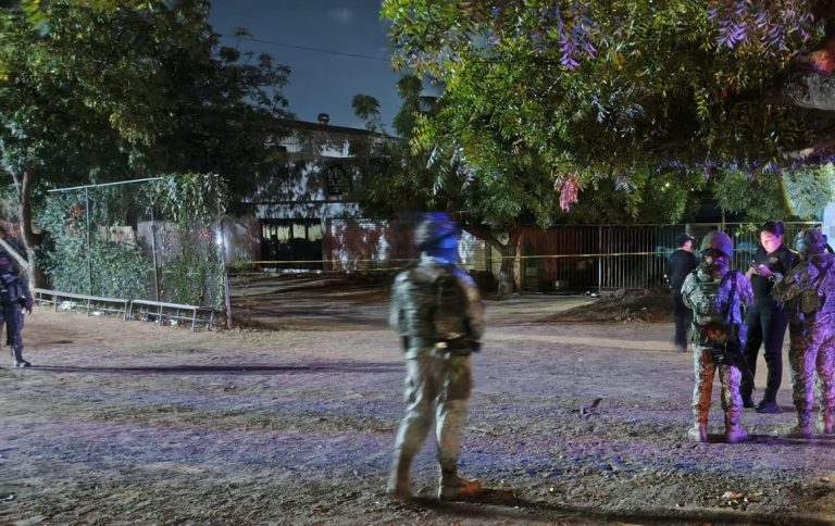 Atacan a mujer a balazos