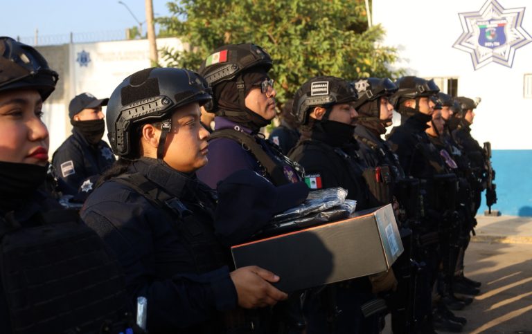 Entregan equipamiento y uniformes a policías de Navolato