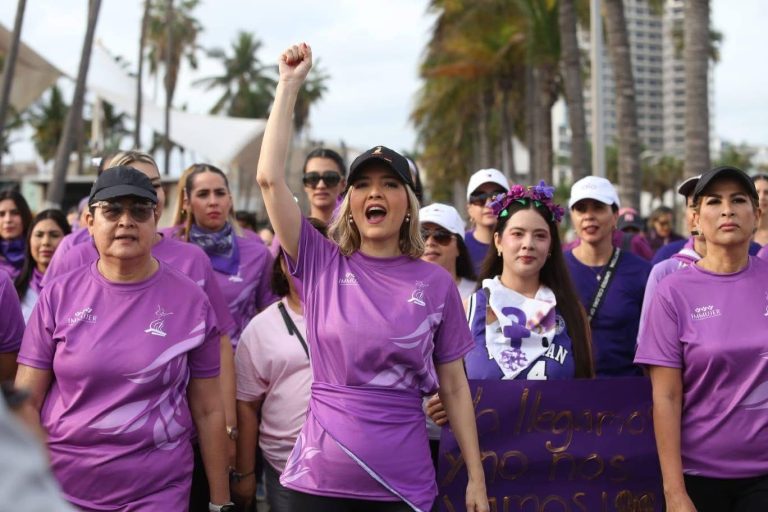 Lidera alcaldesa de Mazatlán marcha por derechos de las mujeres