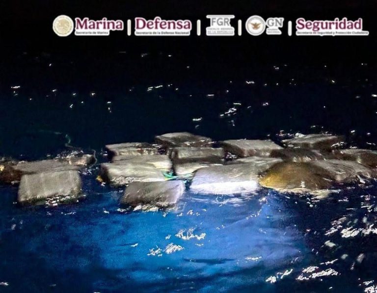Aseguran 2 toneladas de presunta cocaína frente a costas de Acapulco