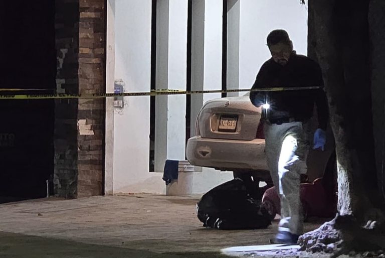 Lo atacan a balazos en la cochera de su domicilio