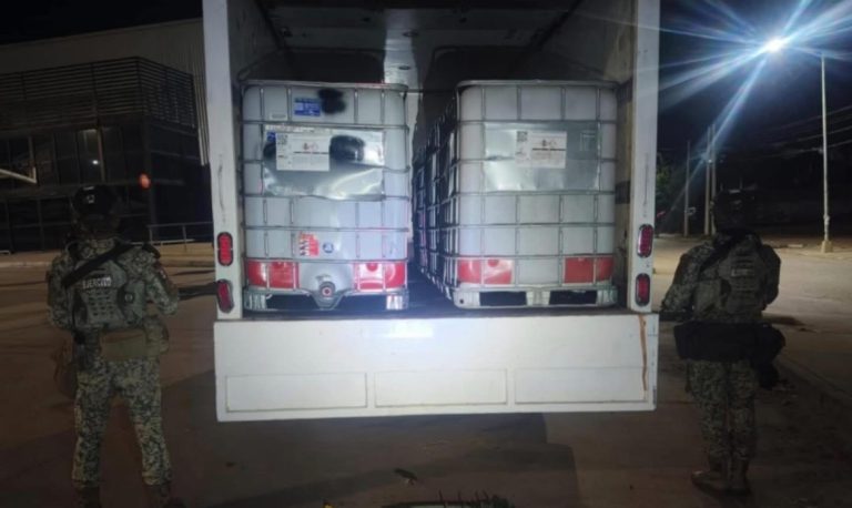 Cae camión con bidones, ponchallantas, cargadores y cartuchos en Mazatlán