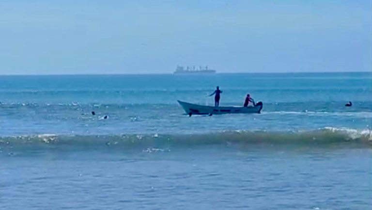 Rescatan a 9 turistas navieros jalados por el mar en la Isla de la Piedra