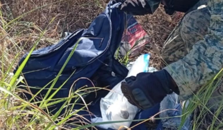Abandonan tras persecución militar bolsa con $41 mil en billetes falsos y presunta droga