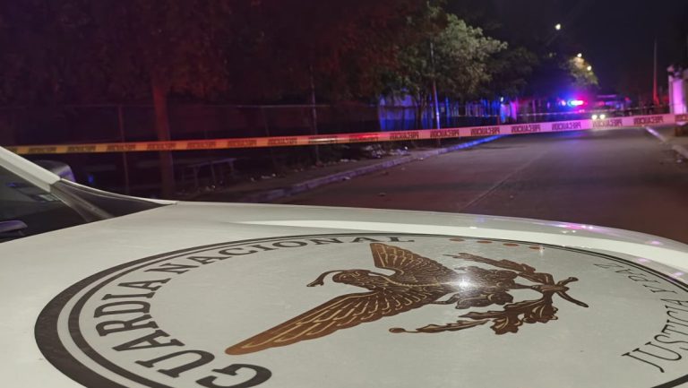 Empujaba una moto; lo atropella un tráiler en la Culiacán-Eldorado