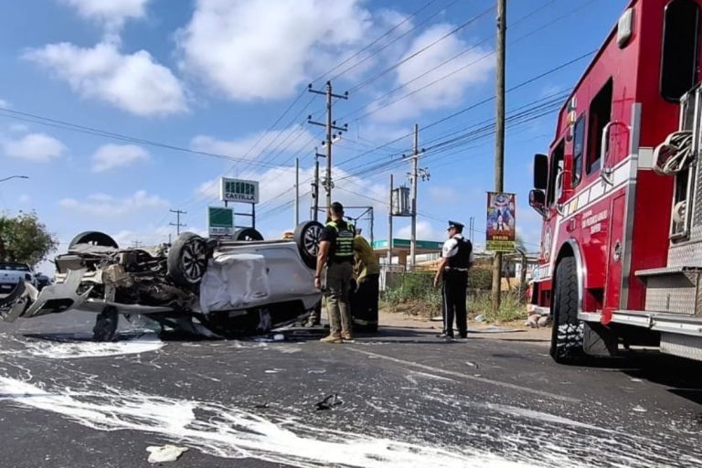Vuelca tras chocar contra semáforo en Jesús Kumate