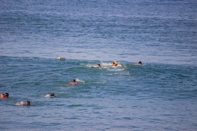 Rescatan a bañista; termina en hospital