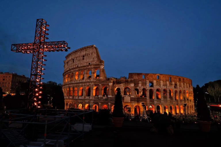Vía Crucis en el Coliseo: el Papa cargará la Cruz en cada estación