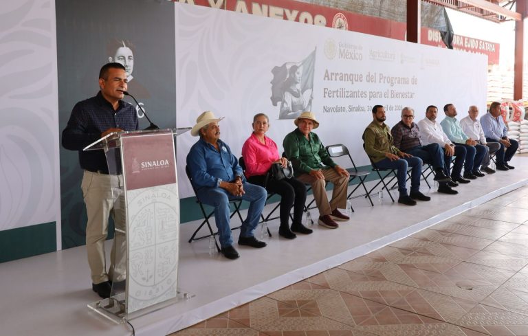 Entrega Rocha fertilizante en Navolato
