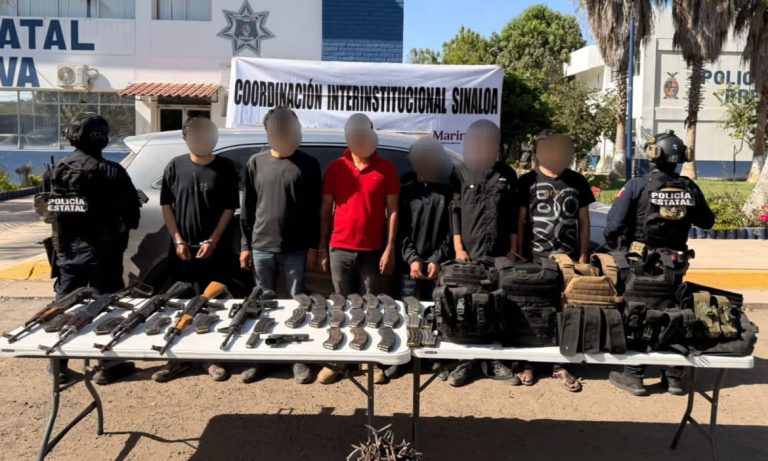 Arrestan a 6 en Navolato; aseguran fusiles, cargadores, cartuchos y un vehículo