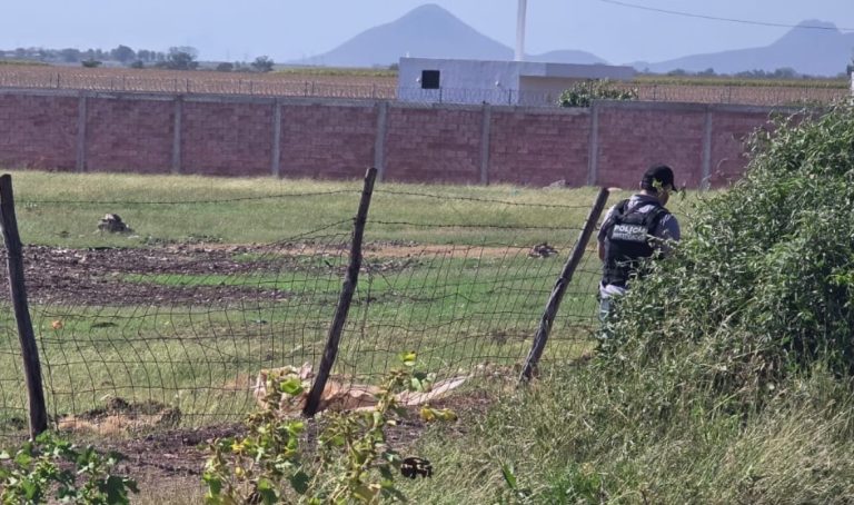 Hallan con disparos y esposada a mujer junto a canal