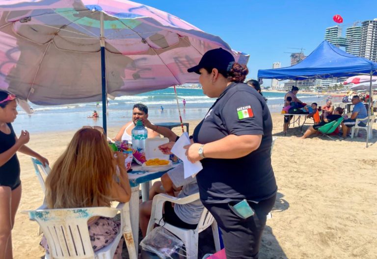 Coloca Mazatlán pulseras a niños en playas en caso de extravío