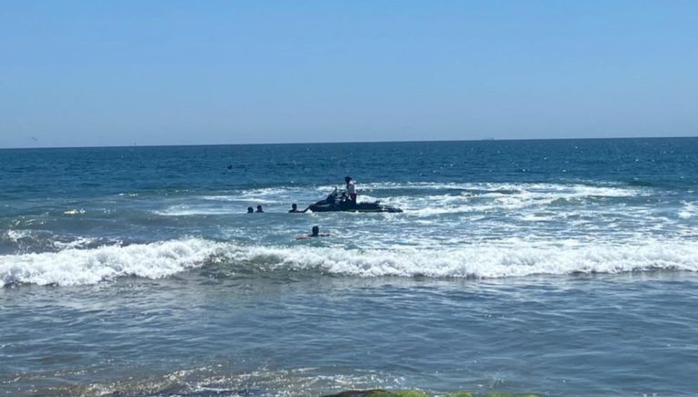 Rescatan a 5; hay mar de fondo