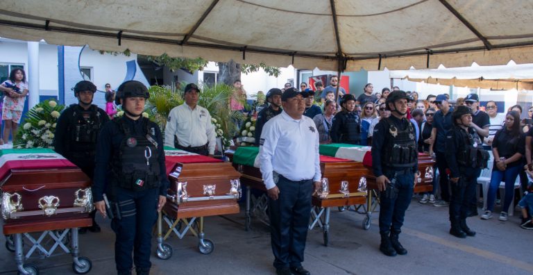 Rinden emotivo homenaje a policías asesinados en Escuinapa