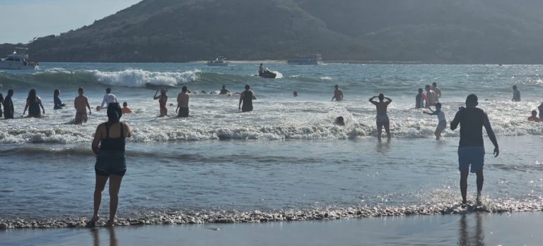 Rescatan a 22 en Mazatlán por mar de fondo