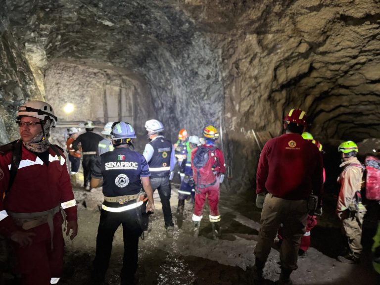 Cumplen mineros 10 días atrapados en mina Santa Fe en Sinaloa