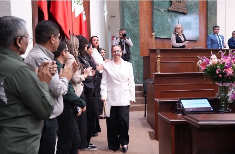Llama diputada a la esperanza al regresar al Congreso tras atentado