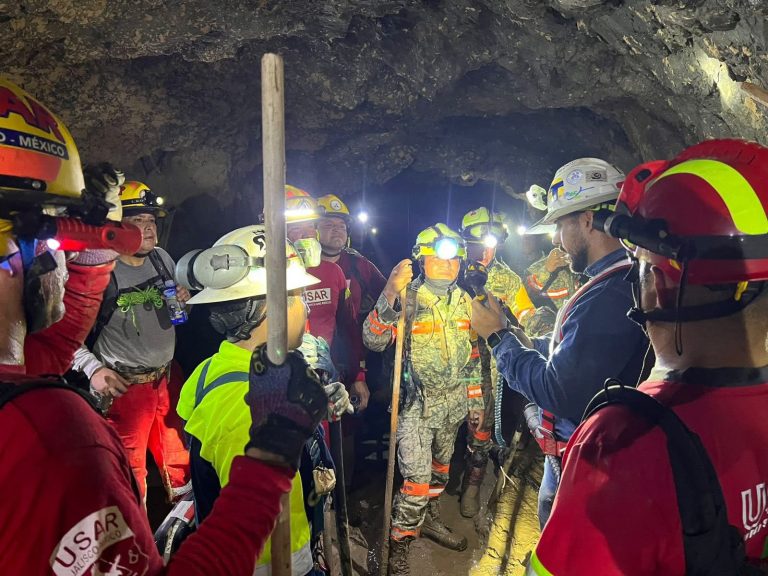 Rescatan con vida a segundo trabajador de mina en Sinaloa