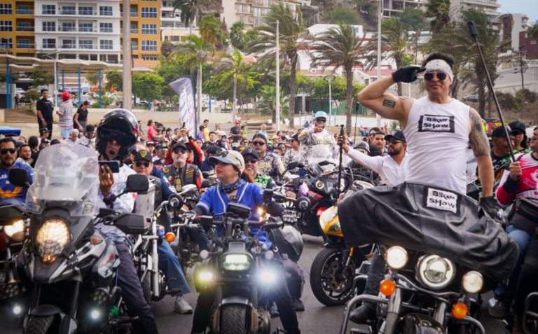 Rugen los motores en el desfile de la Semana de la Moto