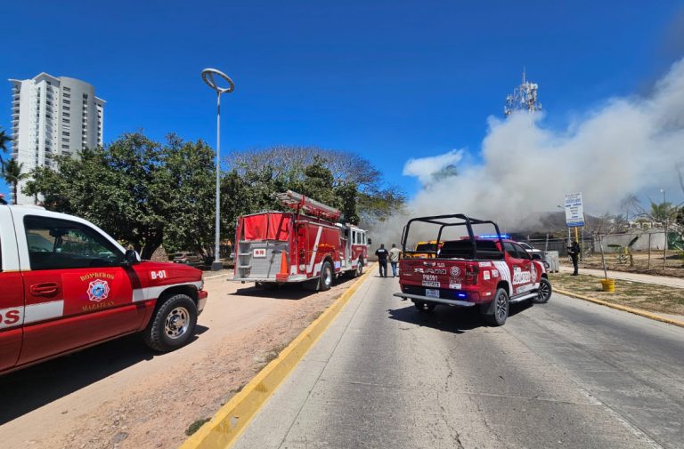 Detienen a 2 tras incendio de panga en Mazatlán