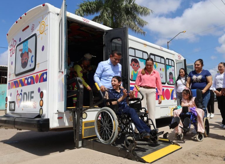 Da DIF Navolato transporte para niños con discapacidad