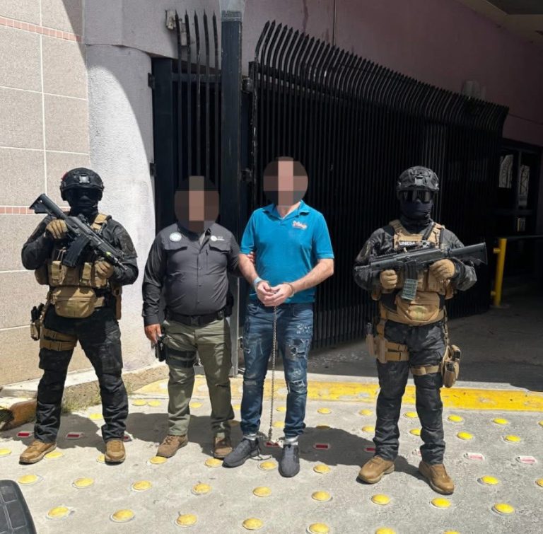 Lo detienen en EU por presunto responsable por tránsito de vehículo robado