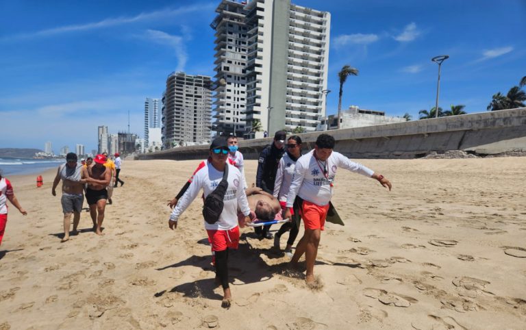 Rescatan a 2 en Playa Norte de Mazatlán