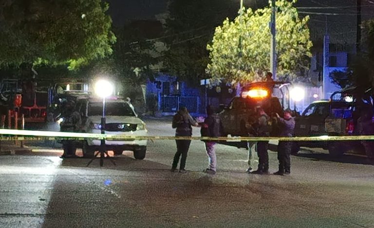 Lo hallan asesinado a balazos, atado de las manos y vendado en un parque
