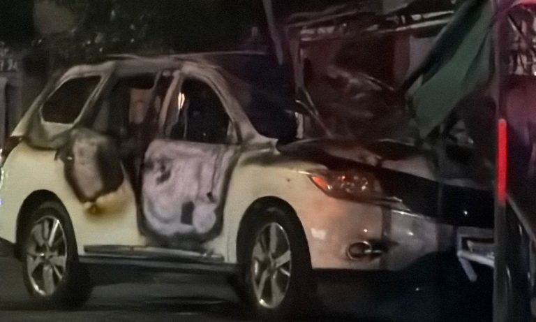 Disparan a conductor, choca contra carreta marisquera y se incendia