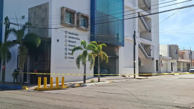 Disparan e incendian auto en clínica ubicada en la Hidalgo