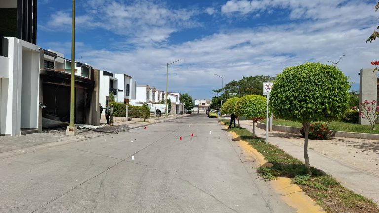 Incendian dos vehículos tras ataque a residencia en Culiacán