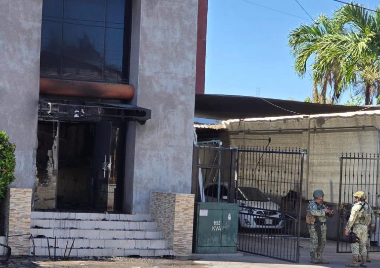 ¡Empleados a salvo! Arrojan explosivos a imprenta en Los Pinos