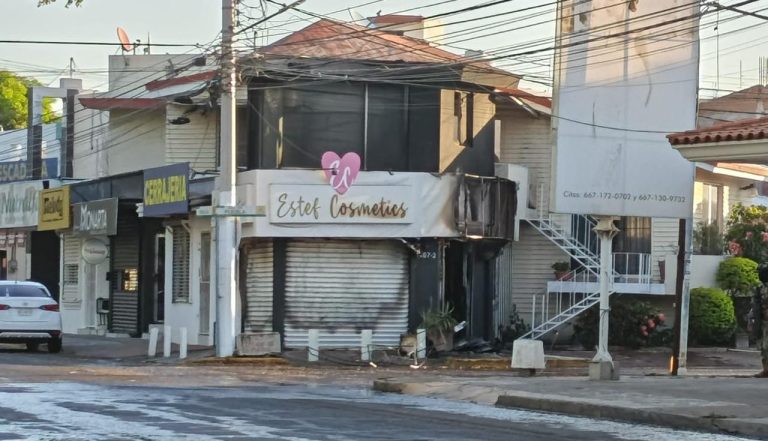 Disparan e incendian negocio ya atacado en Las Quintas