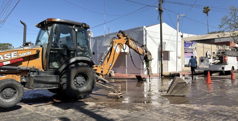 Cierran calles del Centro de Culiacán por fuga de agua