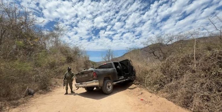 Aseguran explosivos, armas y autos tras persecución y tiroteo en San Ignacio