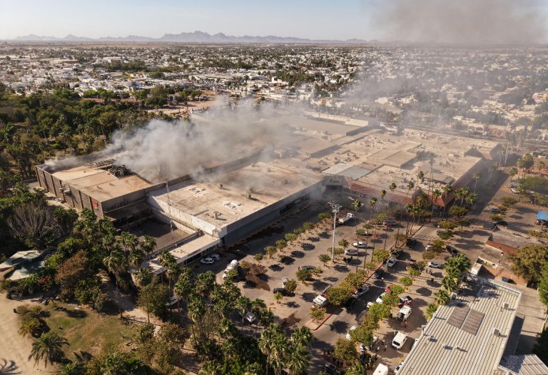 Suman 4 muertos y 17 heridos por incendio en plaza de Los Mochis