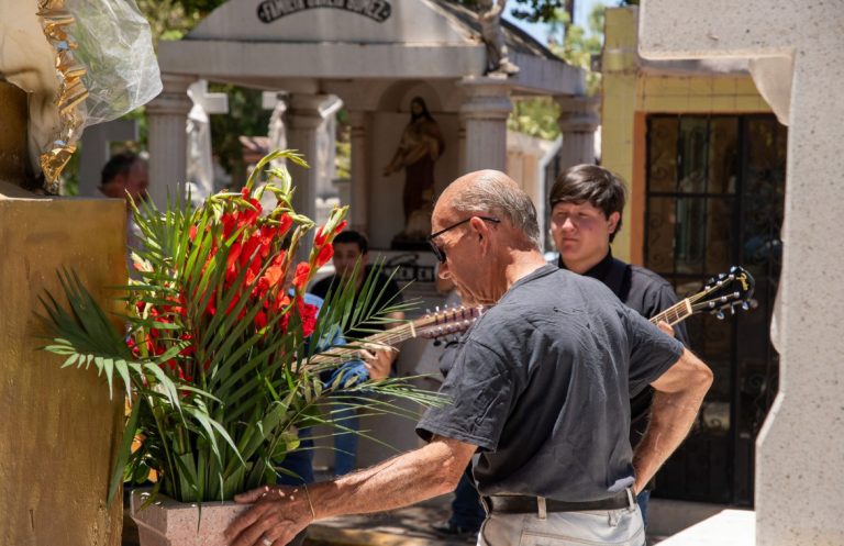 Recuerdan culichis a madres entre flores, música y recuerdos