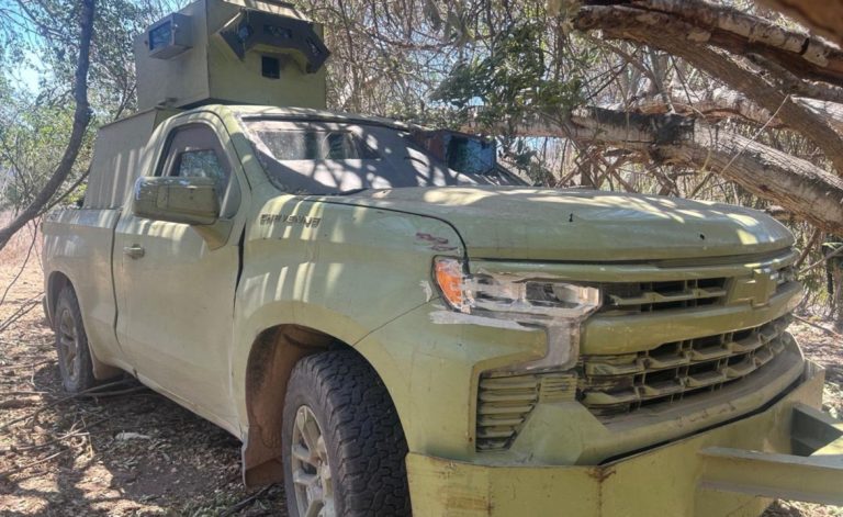 Aseguran armas largas, municiones, equipo táctico y un vehículo con blindaje en Cosalá