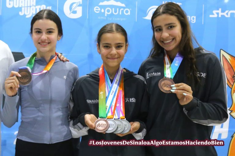 Cierran las hermanas Luna con oro en natación
