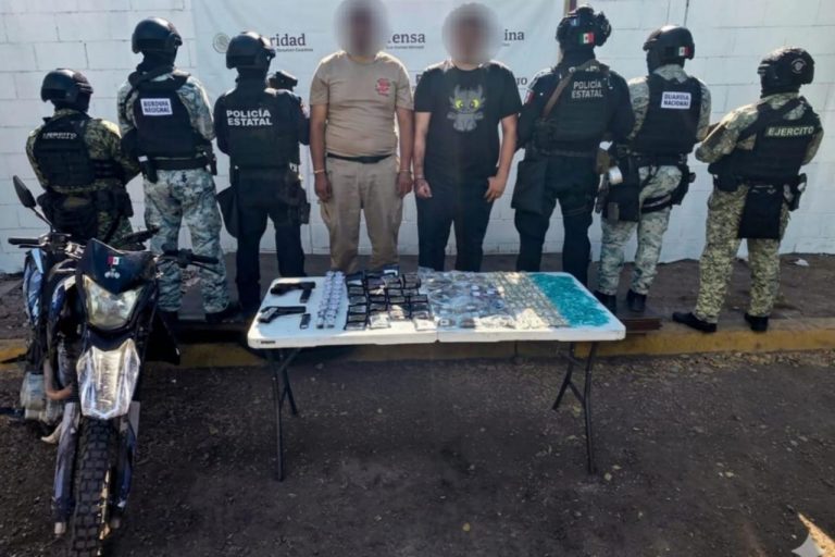Detienen a 2 con más de 500 dosis de presuntas drogas
