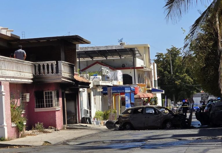 Incendian un vehículo, otro auto quemado colateralmente