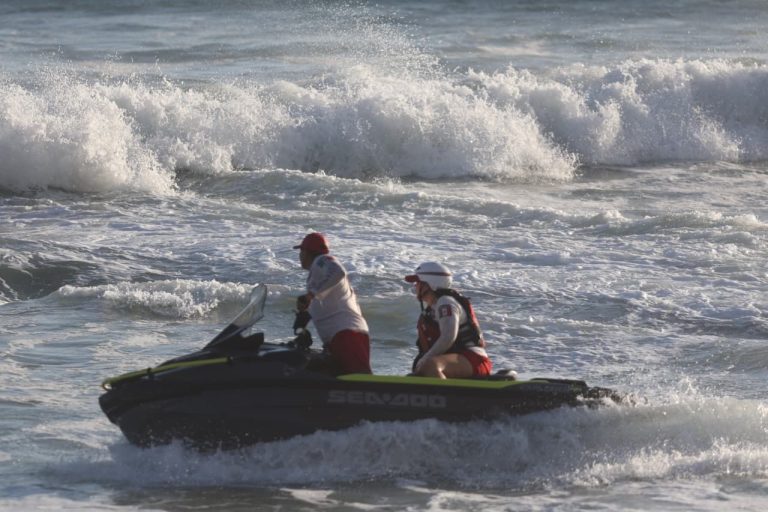 Salvan a 3 menores; los llevaba el mar