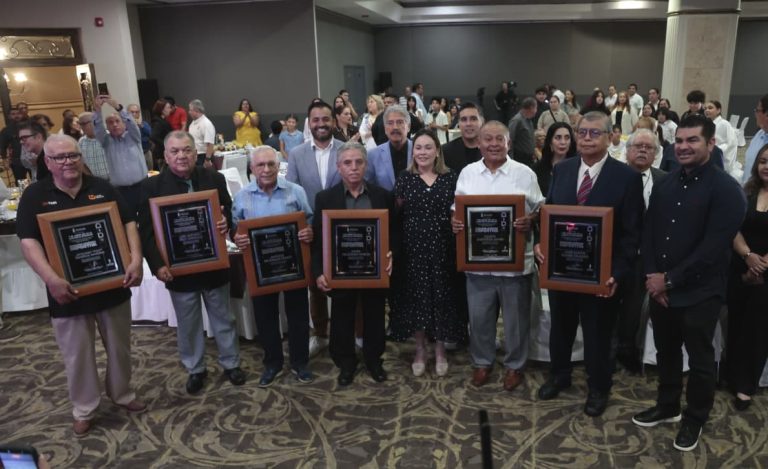 Reconocen a 6 periodistas deportivos por más de 40 años de trayectoria