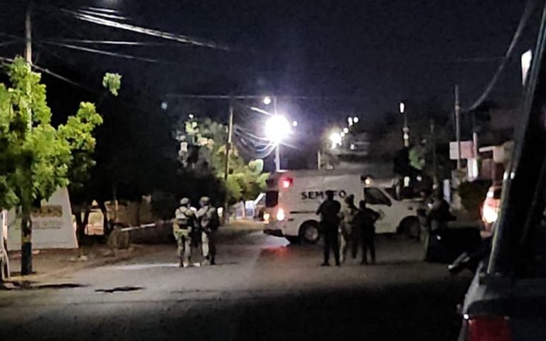 Es hallado sin vida envuelto en una cobija